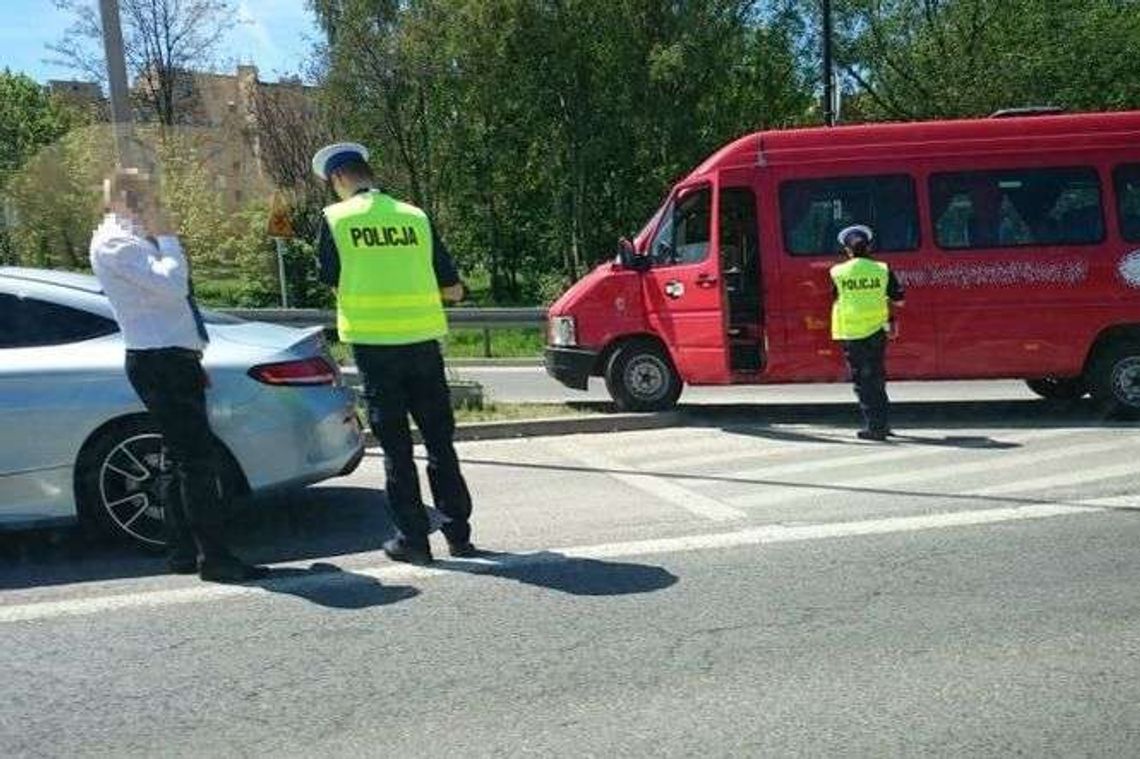 Bus zderzył się z osobówką. Jedna osoba trafiła do szpitala