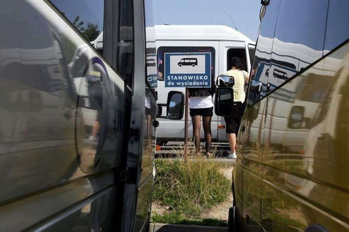 Busiarz zostawił pasażerkę na postoju. Firma nie przeprosi, zarzuca nierzetelność Busiarz zostawił pasażerkę na postoju. Firma nie przeprosi, zarzuca nierzetelność