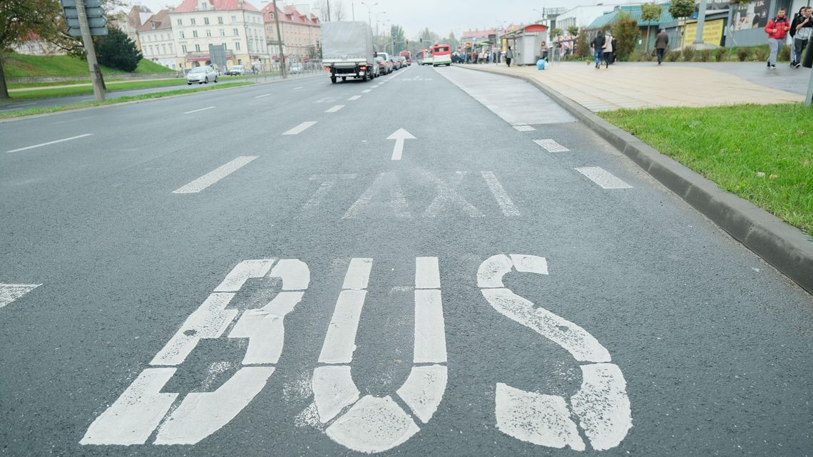 Buspas przy al. Tysiąclecia. Dyrektor ZDM: likwidujemy, prezydent: zostawiamy