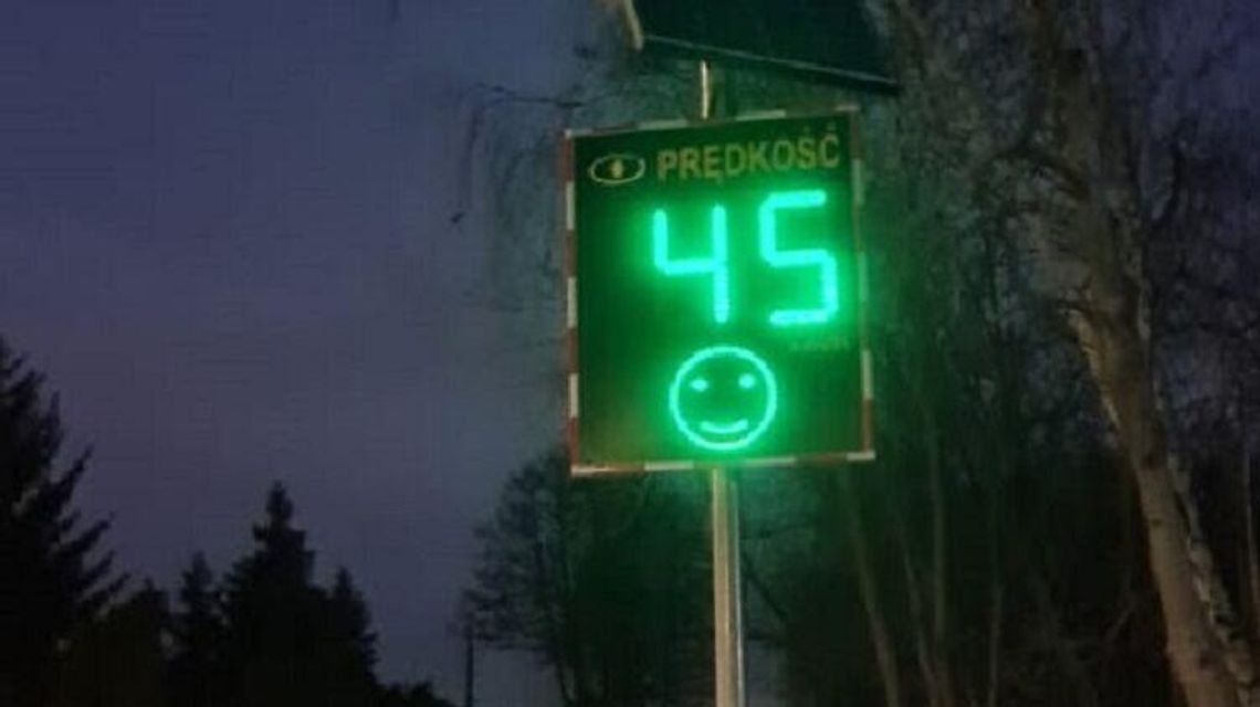 Buźka za dopuszczalną prędkość. Radny chce więcej wyświetlaczy w mieście Buźka za dopuszczalną prędkość. Radny chce więcej wyświetlaczy w mieście