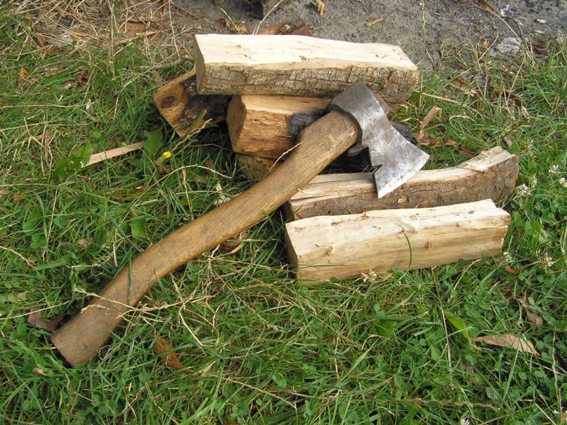 Bychawa: Z siekierą na karetkę pogotowia Bychawa: Z siekierą na karetkę pogotowia