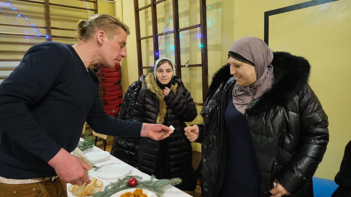 Bycie ze sobą, wspólne kolędowanie i łamanie się opłatkiem. Wigilia dla uchodźców i ubogich w Lublinie [zdjęcia]