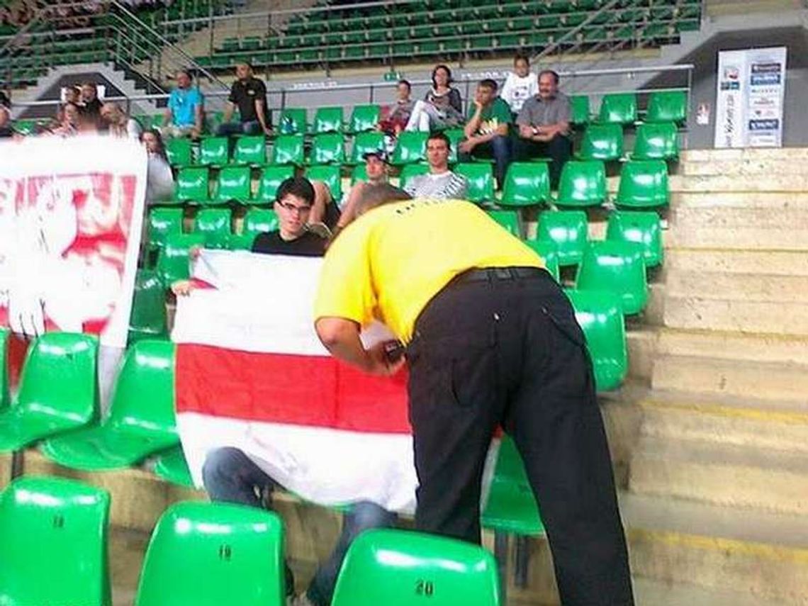 Bydgoszcz: Białoruscy kibice wyrzuceni z meczu za flagi