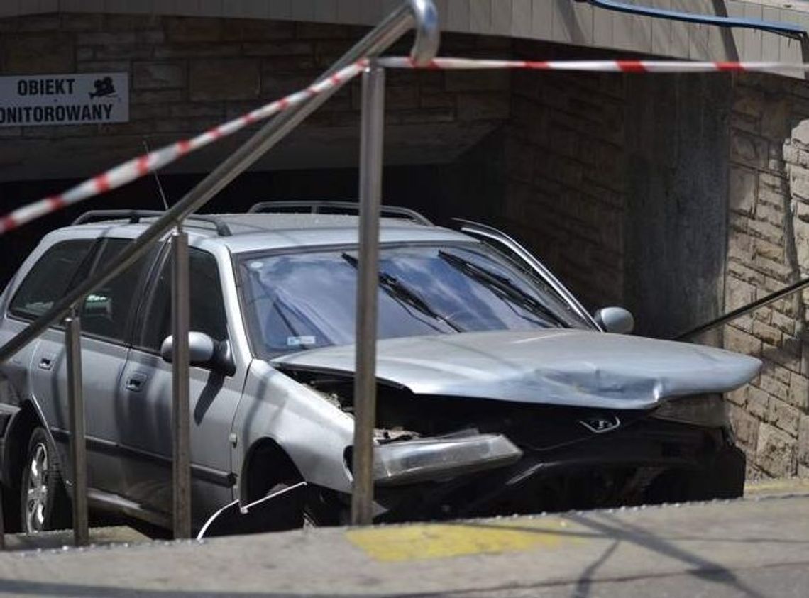 Bydgoszcz. Samochód wjechał w przejście podziemne