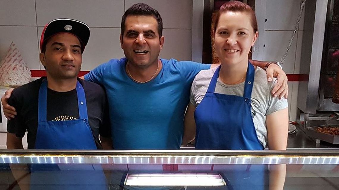 Był bezdomny, a dzisiaj ma bar z kebabem. Teraz sam zaprasza bezdomnych na darmową kanapkę