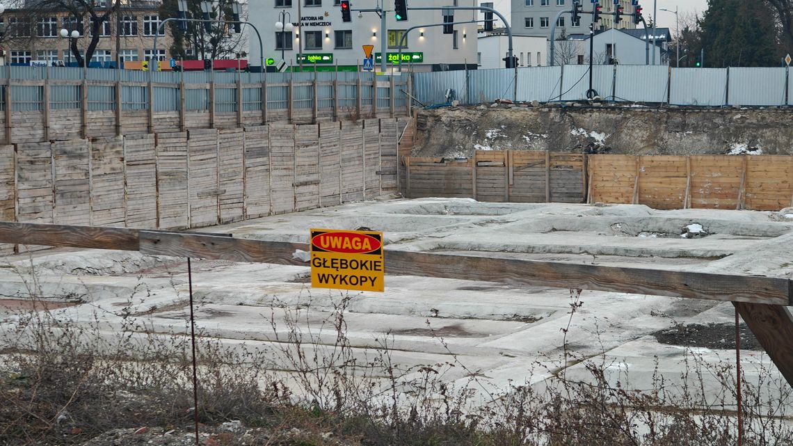Był dworzec PKS, jest rozkopany plac. Budowa nowoczesnego biurowca w Chełmie utknęła 