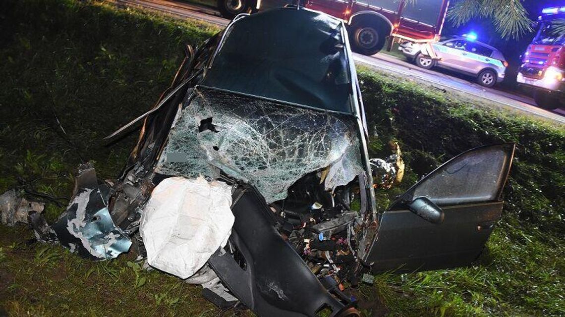 Był pijany. Wypadł z zakrętu i uderzył w zaparkowaną ciężarówkę Był pijany. Wypadł z zakrętu i uderzył w zaparkowaną ciężarówkę