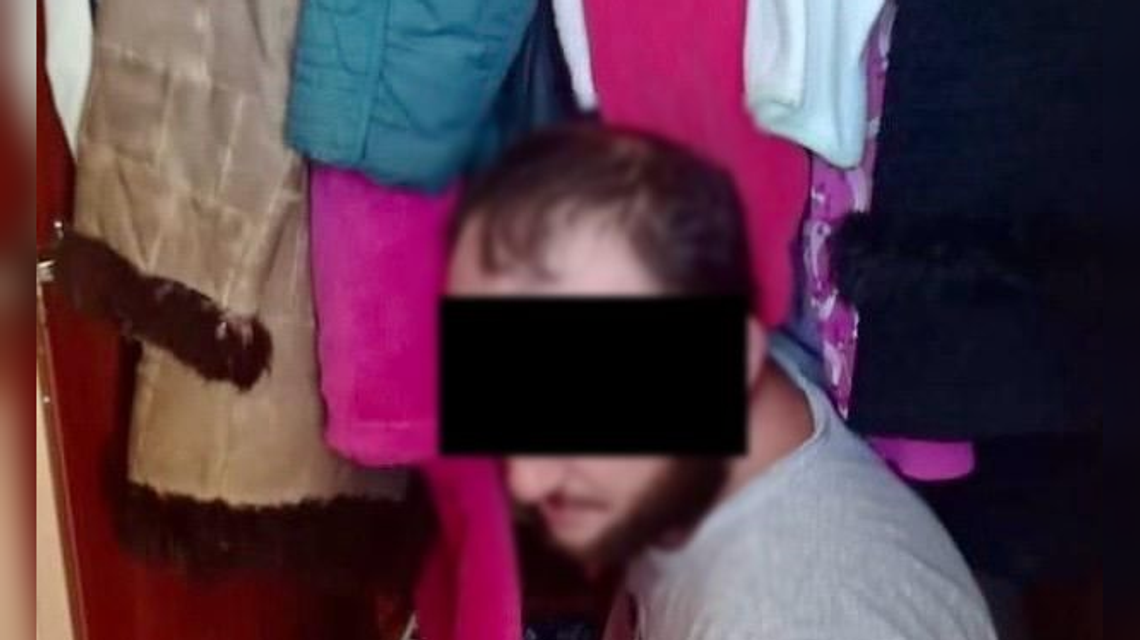 Był poszukiwany 7 listami gończymi. Przed policjantami ukrył się w szafie Był poszukiwany 7 listami gończymi. Przed policjantami ukrył się w szafie