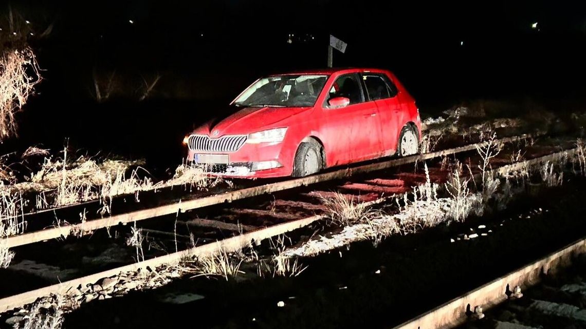 Był poszukiwany, to uciekał. Samochodem po torach Był poszukiwany, to uciekał. Samochodem po torach