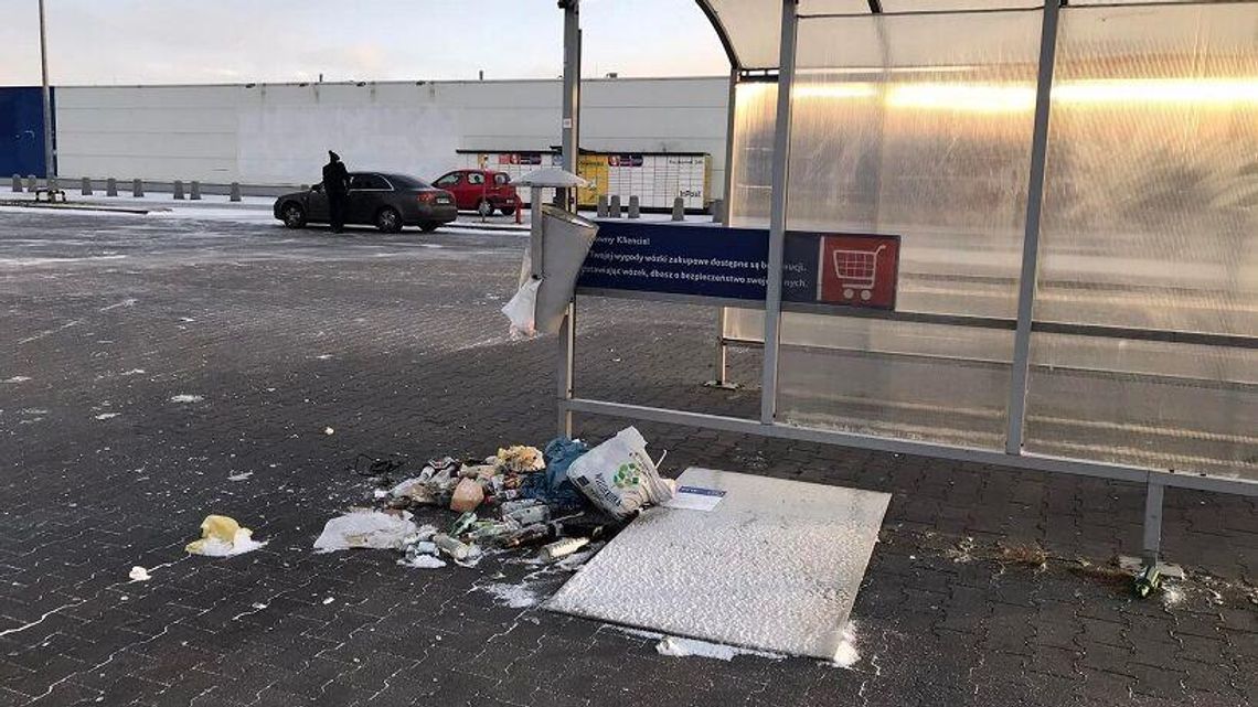 Był supermarket, zostały śmieci. Kto posprząta na parkingu po Tesco?