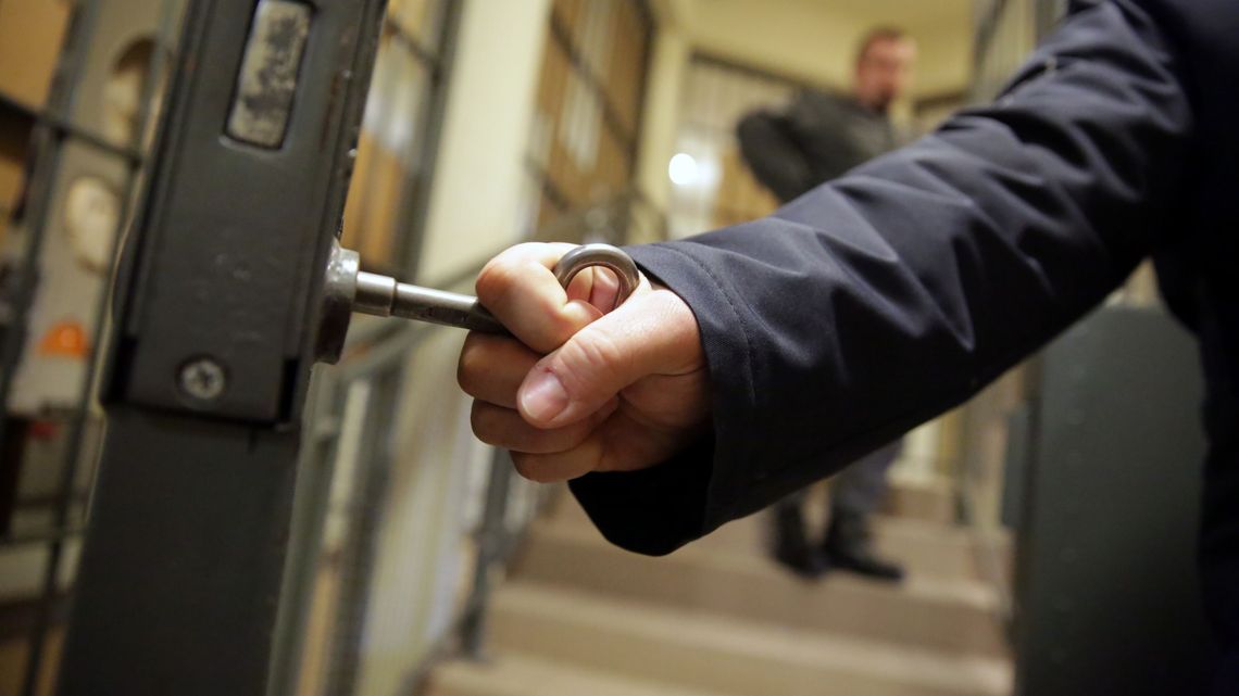 Był tak pijany, że zjeżdżał samochodem na trawnik. Współpracownicy pytają o konsekwencje Był tak pijany, że zjeżdżał samochodem na trawnik. Współpracownicy pytają o konsekwencje