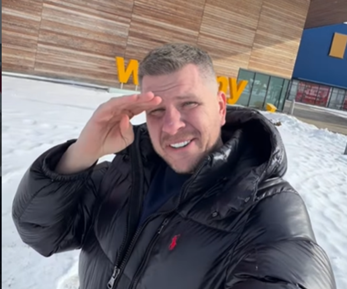 Filip Chajzer na tle Skende Shopping