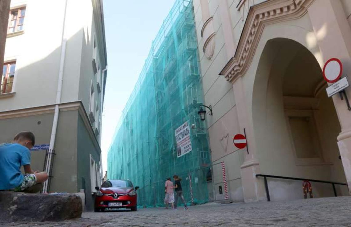 Była szara, jest zielona, będzie… beżowa. Ulica Jezuicka zyska nową elewację