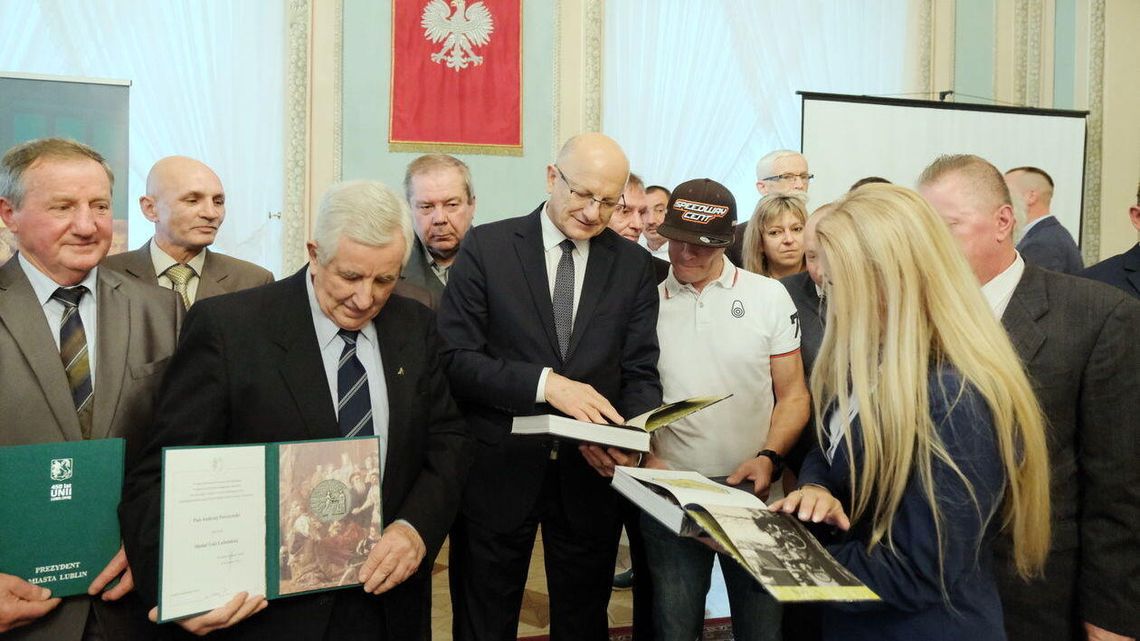 Byli zawodnicy i działacze żużlowi zostali docenieni. Otrzymali okolicznościowe medale [zdjęcia]