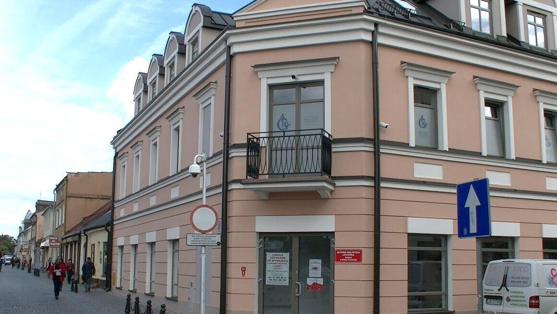 Były kierownik oddziału biblioteki lekarskiej ma żal do miasta. Czy słusznie? 