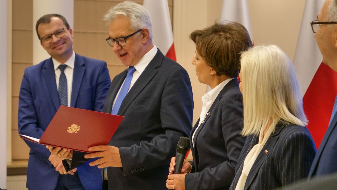 Były poseł PiS Krzysztof Michałkiewicz ma nową pracę. Nowa minister wręczyła powołanie Były poseł PiS Krzysztof Michałkiewicz ma nową pracę. Nowa minister wręczyła powołanie