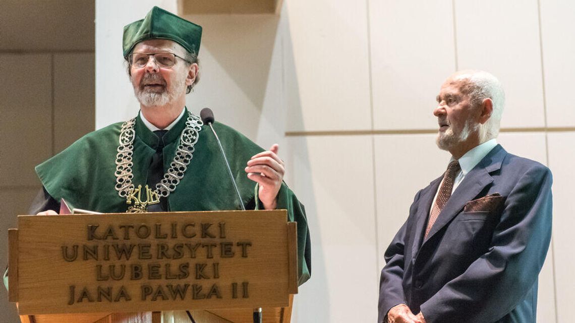 „Były różne perypetie”. W wieku 91 lat pan Władysław odebrał dyplom ukończenia KUL „Były różne perypetie”. W wieku 91 lat pan Władysław odebrał dyplom ukończenia KUL