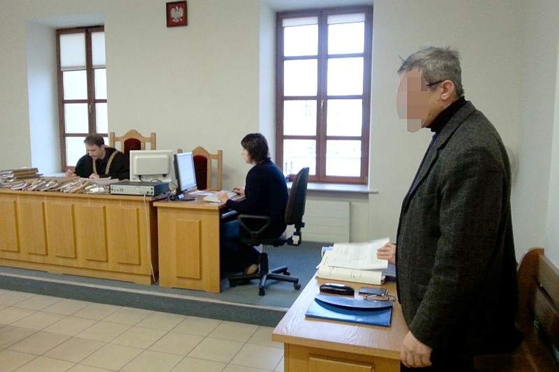 Były wójt oskarżony. Miał się znęcać nad dyrektorką