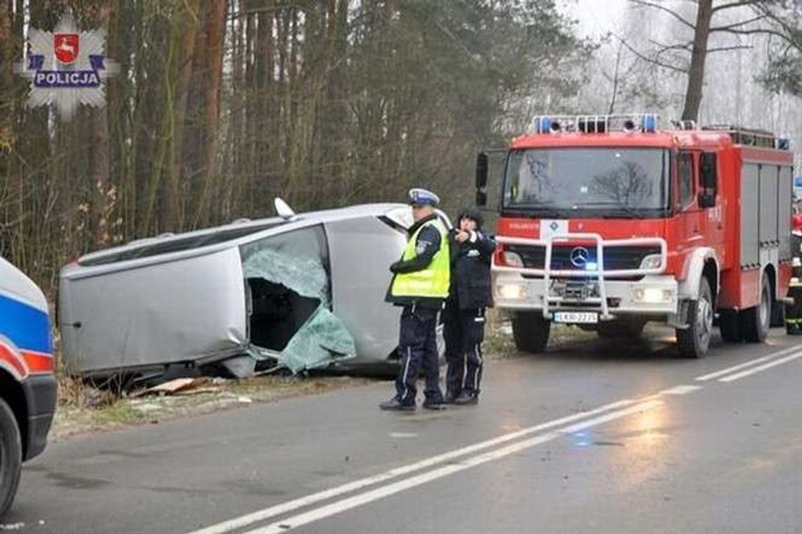 Bystrzyca: Śliska droga, opel dachował Bystrzyca: Śliska droga, opel dachował