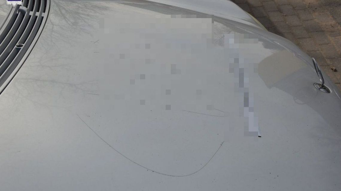 "C…l" wyryte na masce mercedesa. To chełmska zemsta