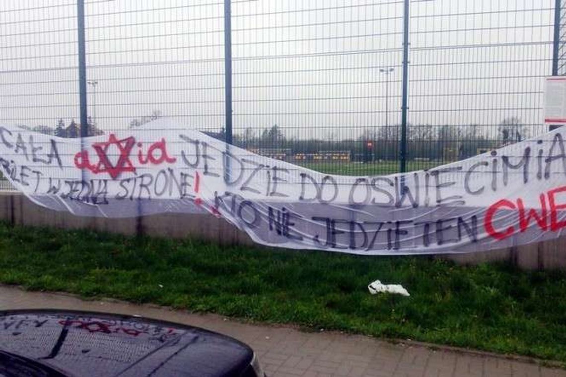 „Cała Avia jedzie do Oświęcimia!!! Bilet w jedną stronę!" Kto powiesił antysemicki baner?