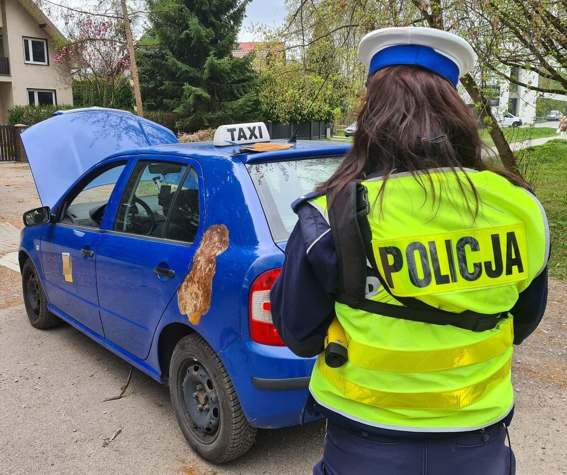Całkowicie zardzewiała skoda przewoziła pasażerów
