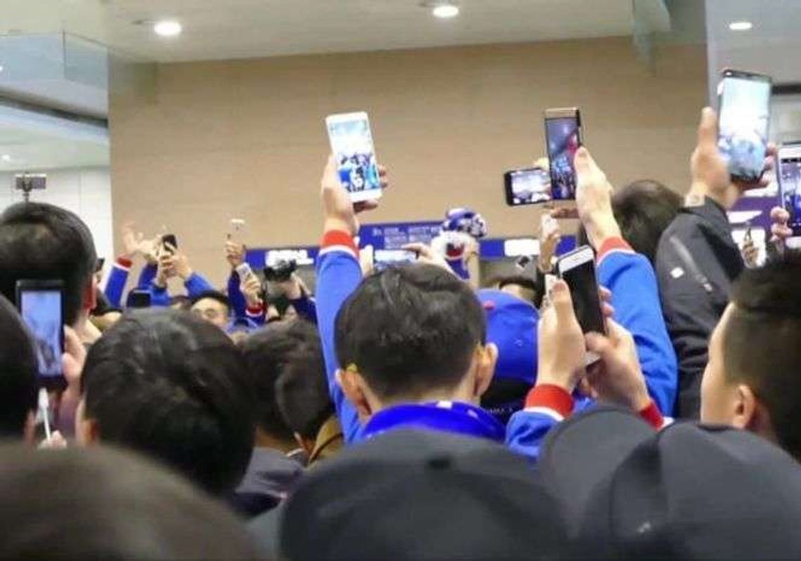 Carlos Tevez witany w Chinach jak król (wideo) Carlos Tevez witany w Chinach jak król (wideo)