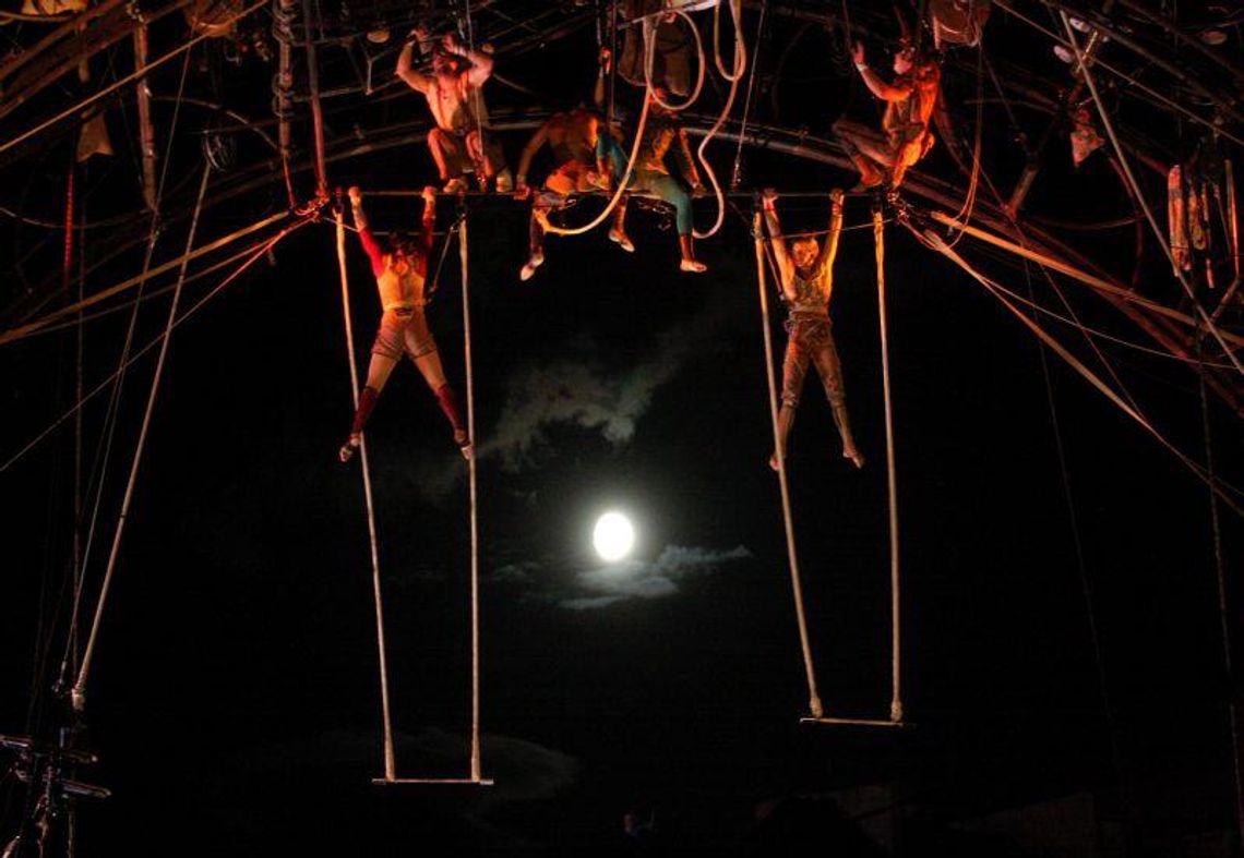 Carnaval Sztuk-Mistrzów (dzień 2): Fruwanie przy Księżycu