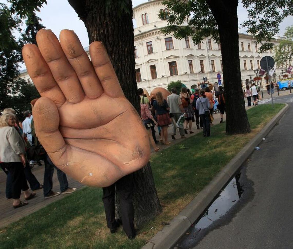 Carnaval Sztuk-Mistrzów (dzień 3): Usta w wózku 