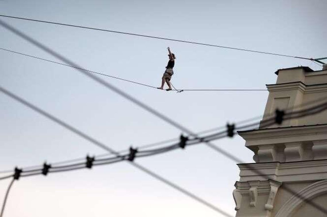 Carnaval Sztukmistrzów 2015: Spacer na taśmie między budynkami (zdjęcia) Carnaval Sztukmistrzów 2015: Spacer na taśmie między budynkami (zdjęcia)