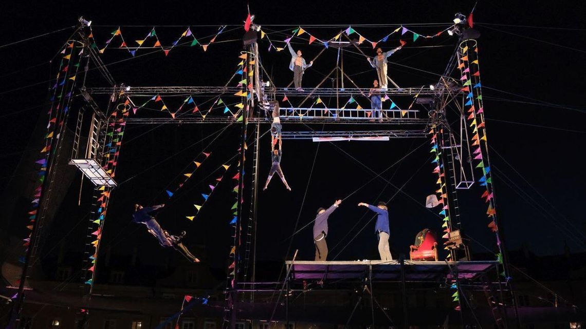 Carnaval Sztukmistrzów: Akrobacje i ewolucje na trapezach na pl. Zamkowym [zdjęcia, program na sobotę]