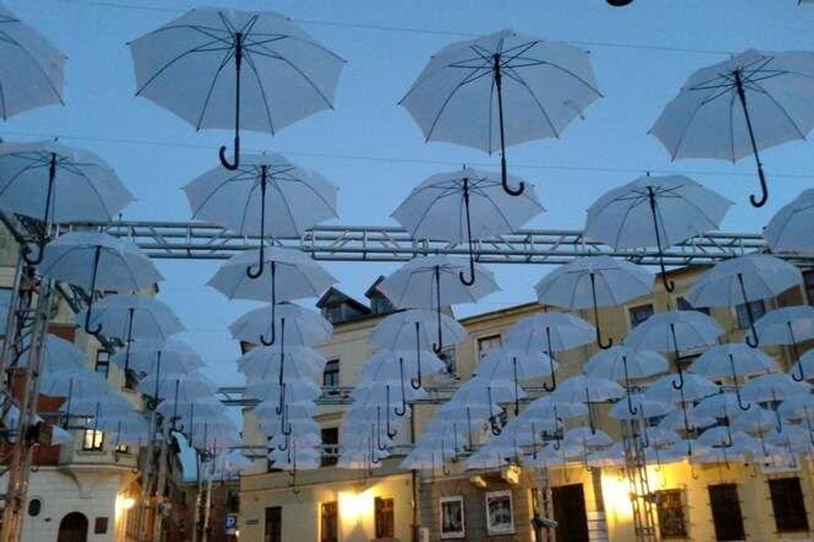 Carnaval Sztukmistrzów: Plac Po Farze z parasolkami, Stare Miasto już świeci