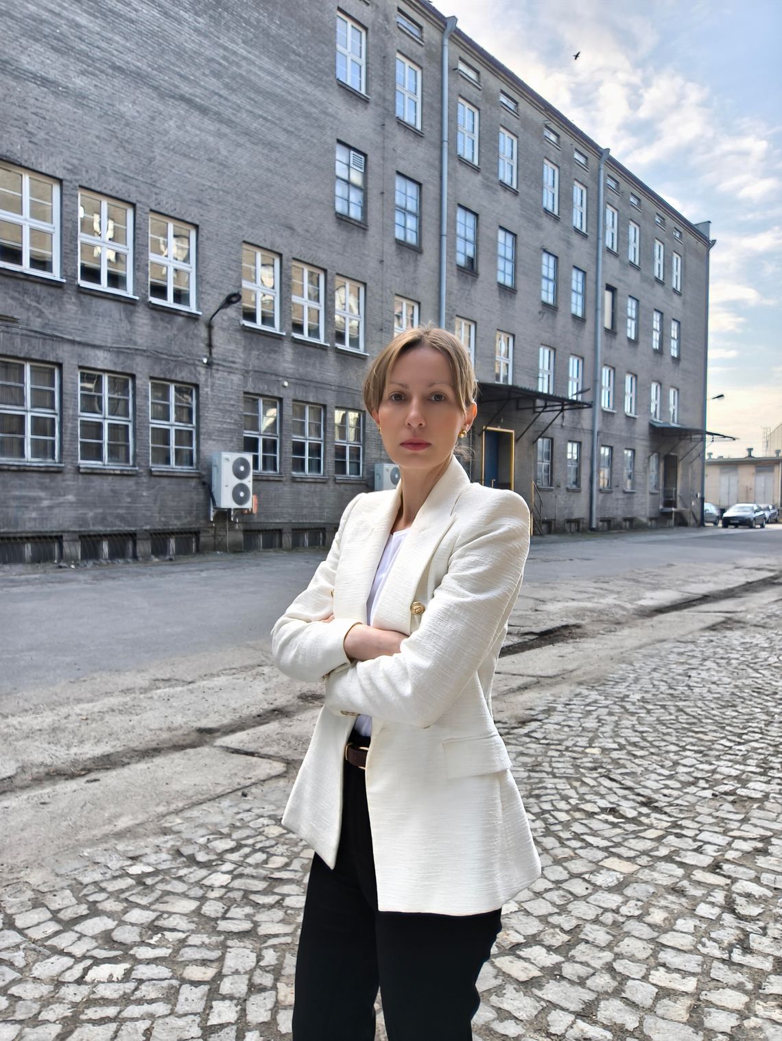 Sprzedała ubrania, zakuli ją w kajdanki. „Szantażowała mnie”