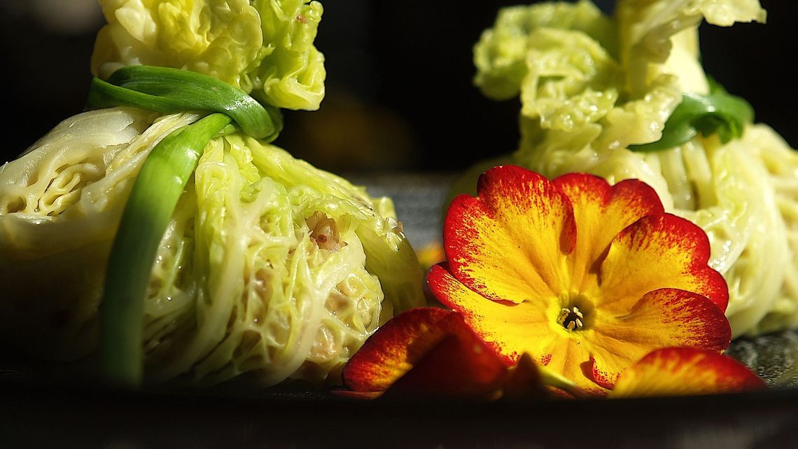 Cebulowa z kaszą, gołąbki po węgiersku. Regionalne potrawy z kapustą i kaszą