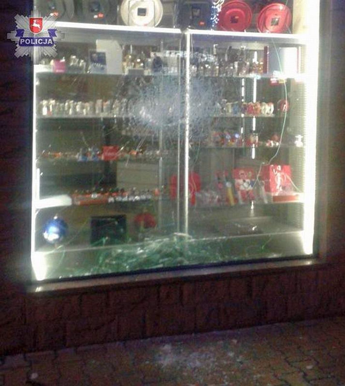 Cegłówką w witrynę sklepu