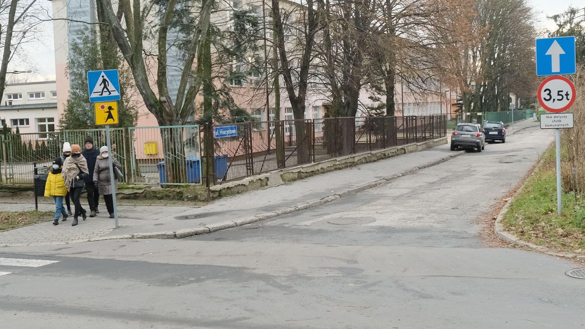 Cel: bezpieczniej przed szkołami w Lublinie. Jeden z pomysłów to "strefa wolna od samochodów" Cel: bezpieczniej przed szkołami w Lublinie. Jeden z pomysłów to "strefa wolna od samochodów"