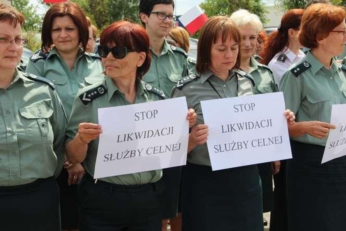 Celnicy protestują, bo boją się, że stracą pracę. "Sprzeciwiamy się planom rządu"