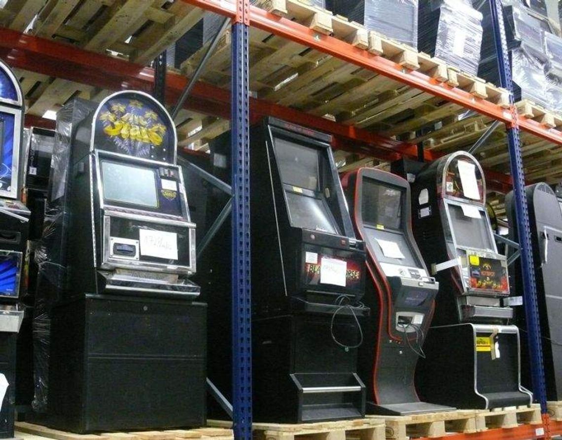 Celnicy przejęli 8 nielegalnych automatów do gier