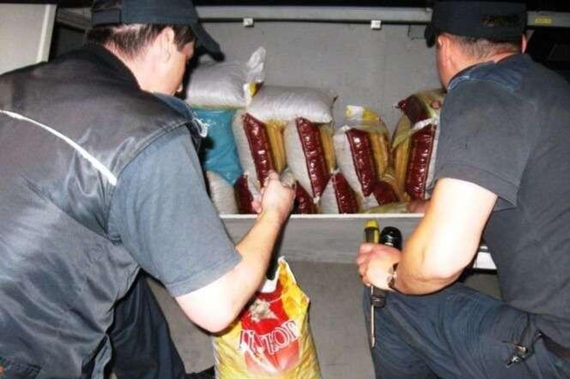 Celnicy znaleźli 200 kg bursztynu w autokarze. Jest warty 500 tys. zł Celnicy znaleźli 200 kg bursztynu w autokarze. Jest warty 500 tys. zł