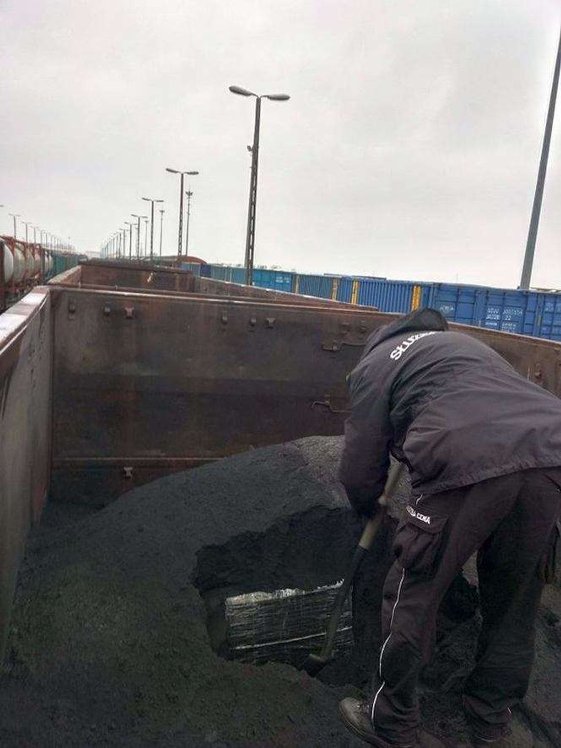 Celnicy znaleźli "niespodziankę" w wagonie z rudą żelaza [zdjęcia]