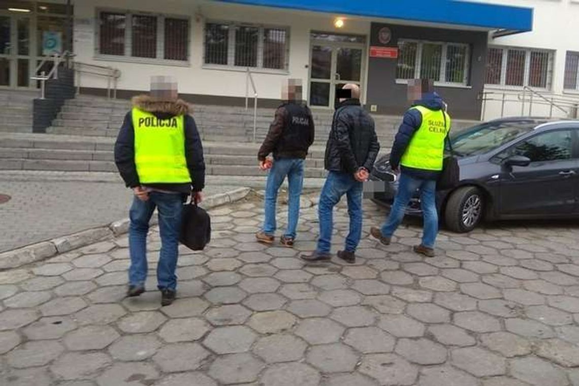 Celnik zatrzymany za korupcję, miał m. in. auto za 100 tys. zł. "Sprawa rozwojowa"