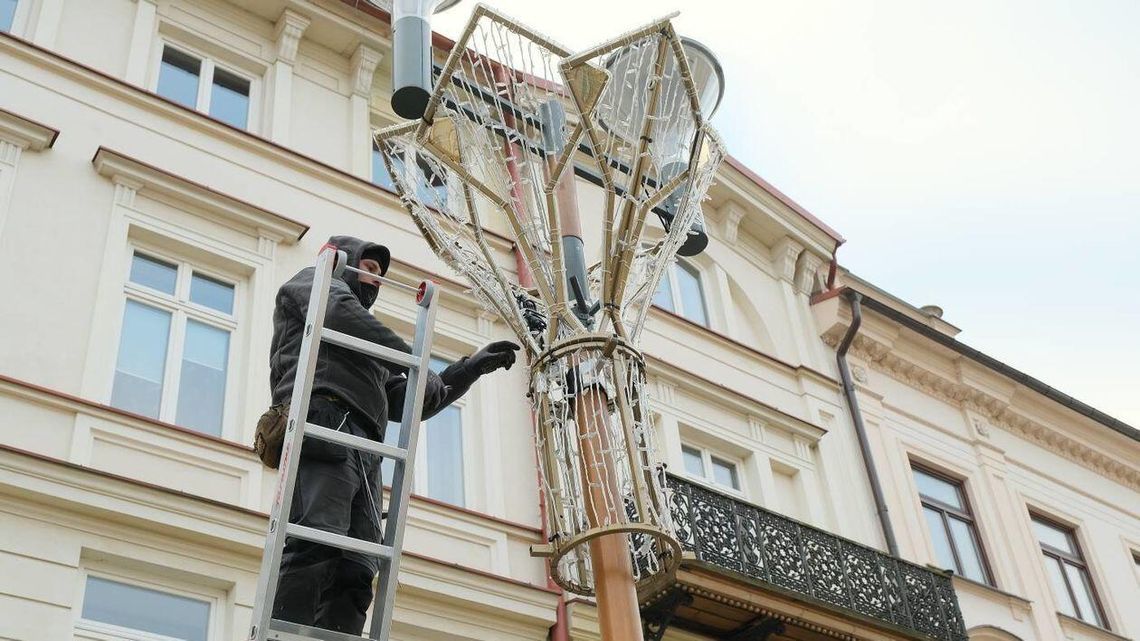 Centrum Lublina stroi się na święta. Kiedy zabłysną światełka?