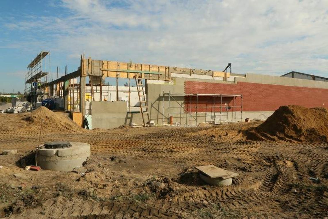 Centrum ogrodnicze, czy Biedronka? Tajemnicza budowa niepokoi handlowców