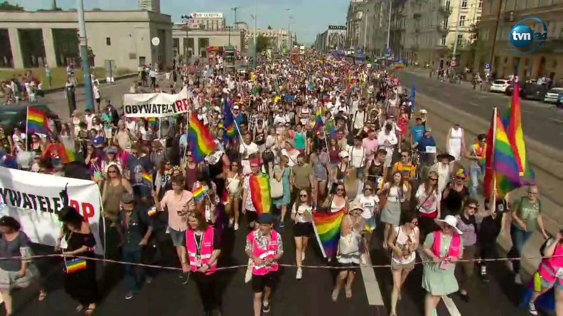 Centrum Warszawy pod tęczowymi flagami. Przeszła Parada Równości [wideo]