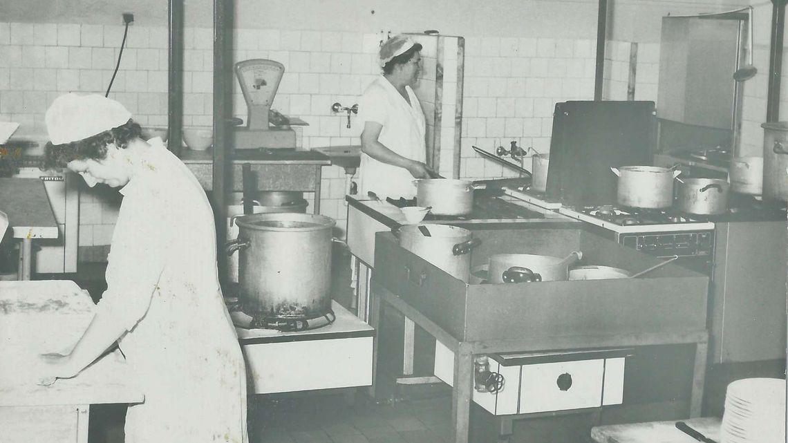 Cerata, aluminiowe sztućce i kwitek w okienku. To tam zajadano się w czasach PRL