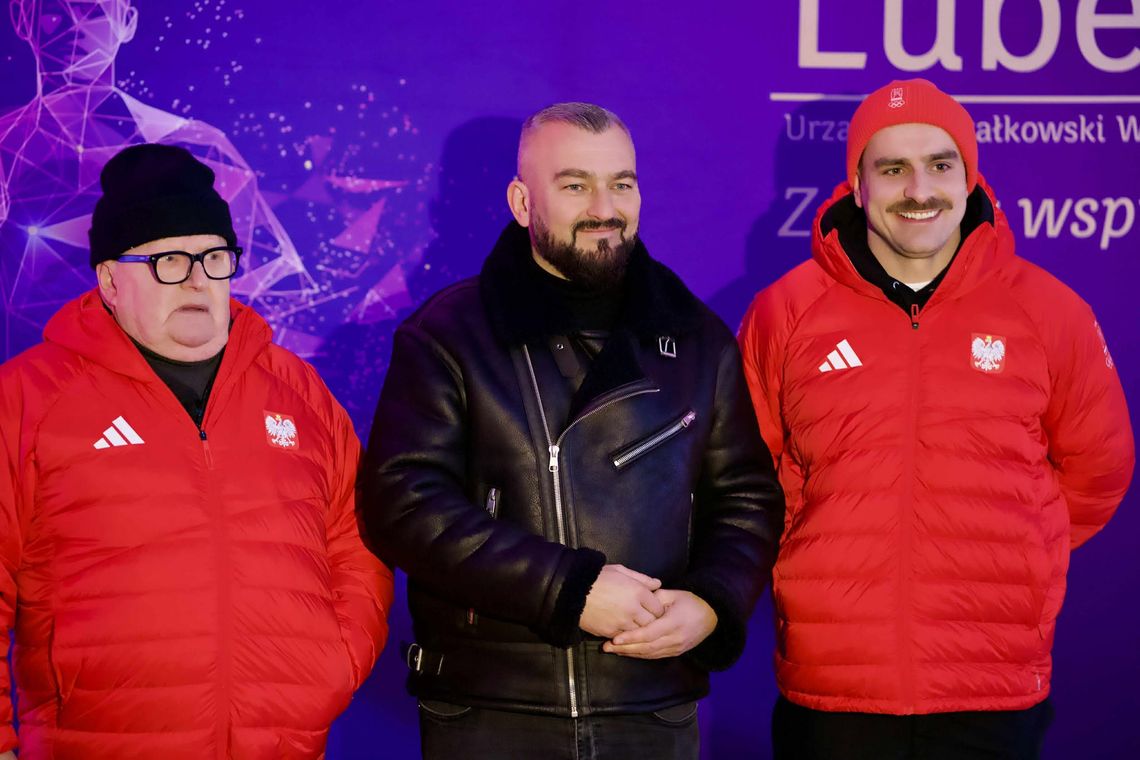 Ceremonia otwarcia zimowych igrzysk olimpijskich na telebimie w Lublinie