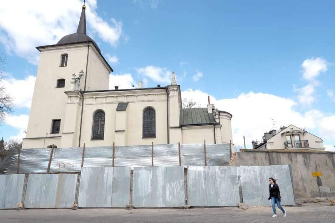 Cerkiew przy ul. Ruskiej bez starych drzew, ale z odnowionym murem