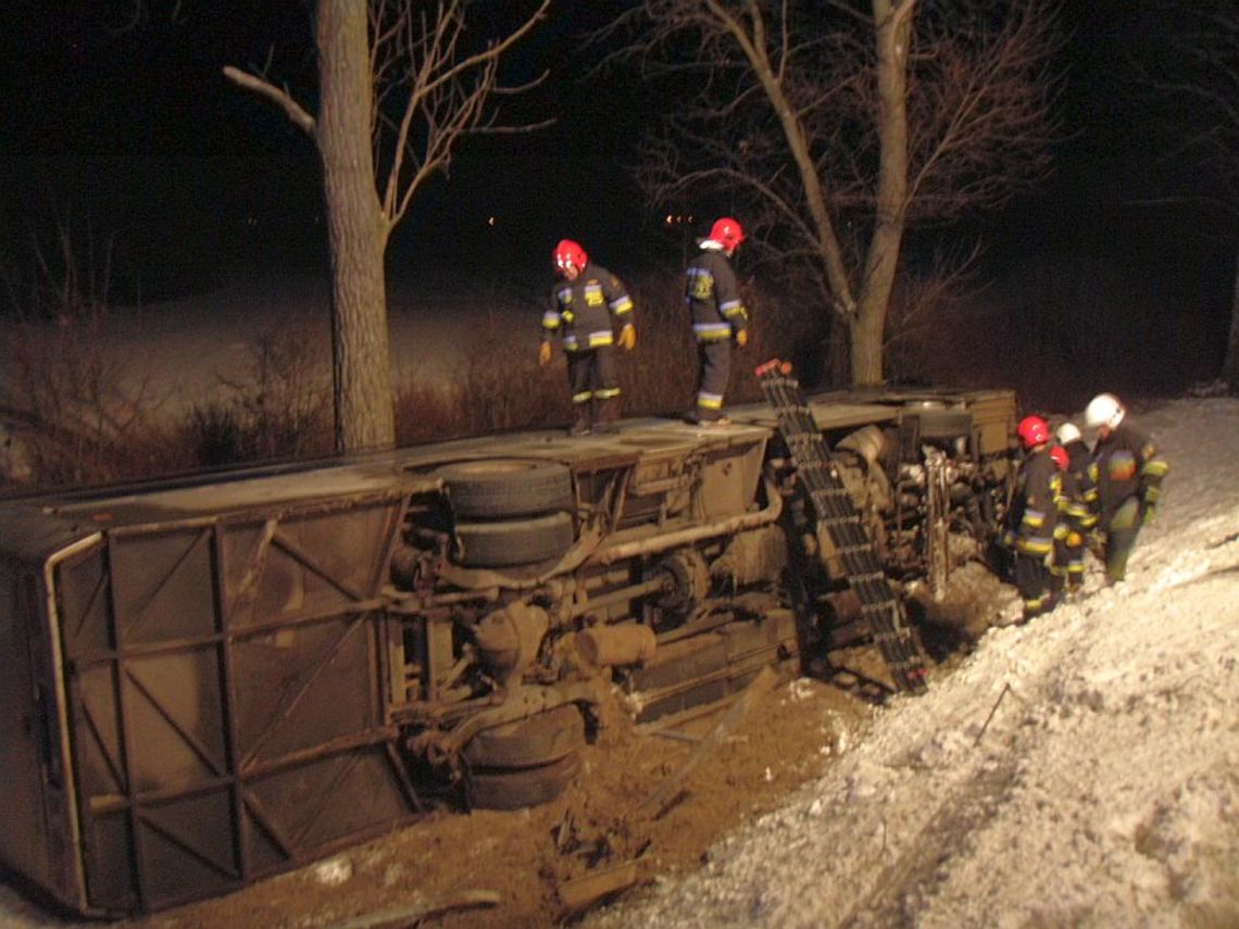 Cezaryn: Autobus wpadł do rowu. Ustalają przyczyny wypadku (zdjęcia)