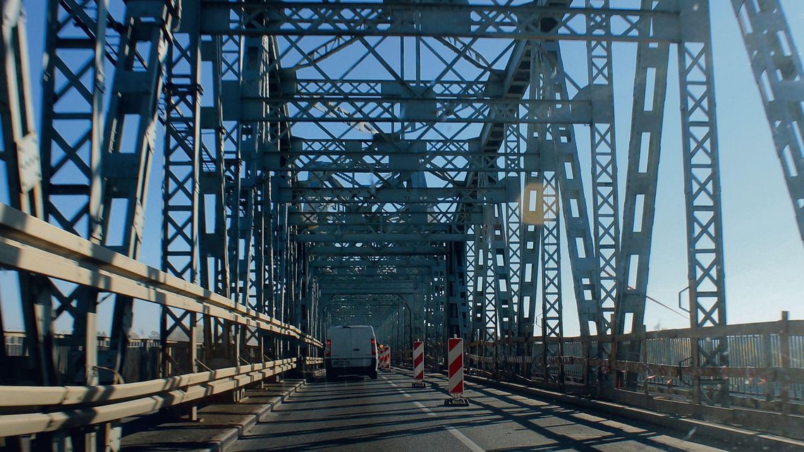 Chaos na starym moście na Wiśle w Puławach. Sypią się mandaty dla kierowców Chaos na starym moście na Wiśle w Puławach. Sypią się mandaty dla kierowców