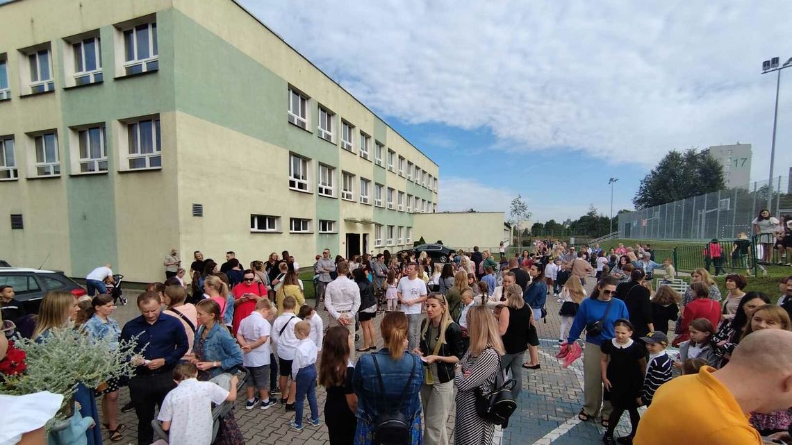 Chaos przed lubelską podstawówką. Dyrekcja bała się cyberataków 